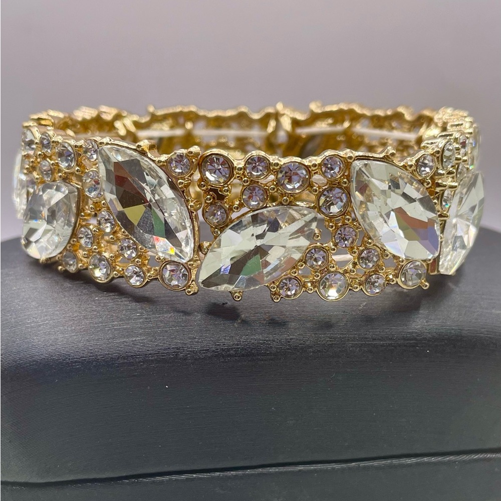 Elegant Gold Tone and Rhinestone Crystal Stretch Bracelet. Various size crystals
